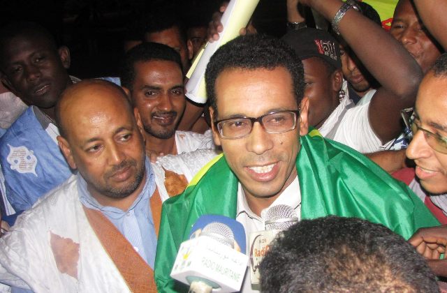 جانب من استقبال الشاعر الموريتاني محمد ولد إدوم بمطار نواكشوط قادما بعد مشاركته في مسابقة أمير الشعراء بالإمارات العربية المتحدة (السراج)