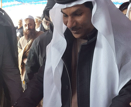 السفير الإماراتي جمعة الكعبي خلال حفل خيري بأفغانستان قبل الهجوم الذي تسبب بإصابته (أرشيف-وكالات)