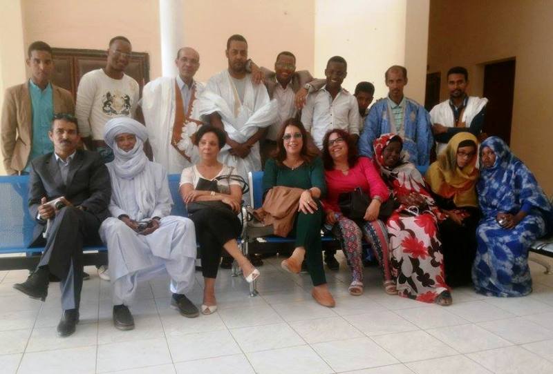 صورة جماعية تضم مديري الثقافة في بلدان المغرب العربي ورئيس وبعض أعضاء فرقة شروق المسرحية في قاعة المركز الثقافي لمدينة نواكشوط (السراج)