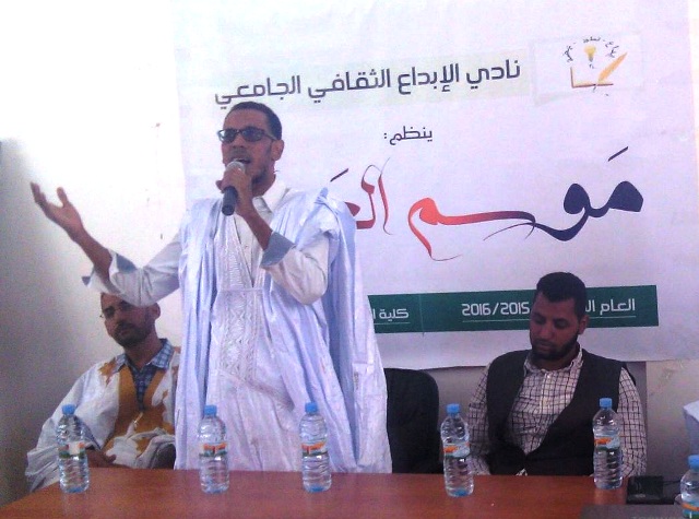جانب من الفقرة الشعرية بحفل الافتتاح مع أمير الشعراء الشاعر الموريتاني محمد ولد إدوم (السراج)