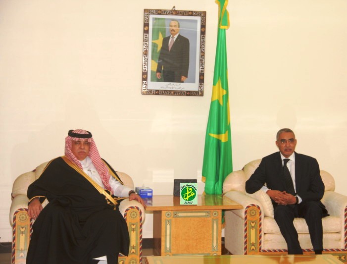 جانب من اللقاء الذي جمع بين الوزير الأول الموريتاني يحيى ولد حدمين ووزير التجارة والاستثمار السعودي ماجد القصبي بالوزارة الأولى في نواكشوط (وم أ)