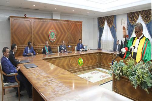 رئيس المجلس الدستوري جالو ممادو باتيا لدى أدائه اليمين الدستورية.