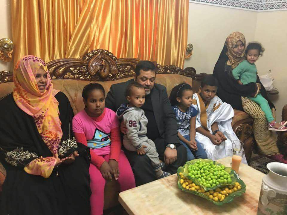 حمدان مع أطفال الراحل وزوجه 