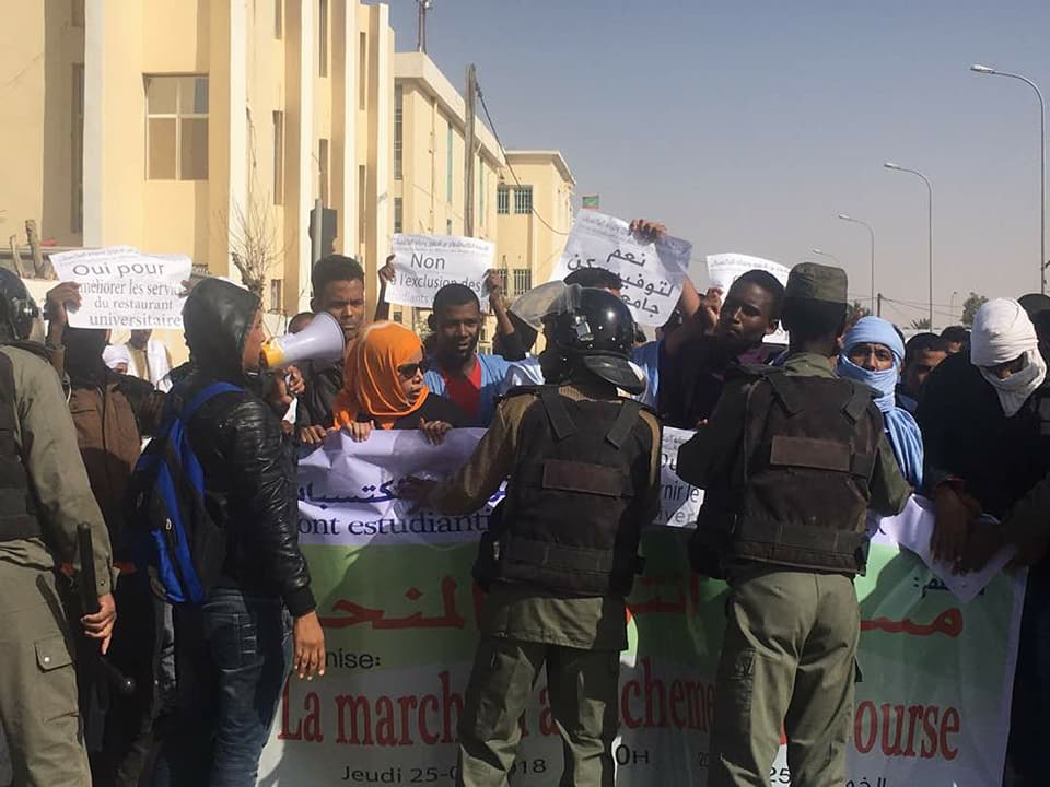 صورة من اعتراض الشرطة للمسيرة