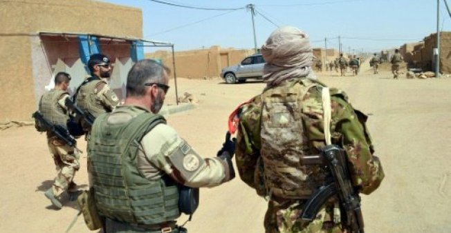 جنود فرنسيون وأزواديون فى مالي (afp)