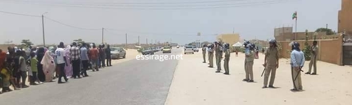 صورة من أمام المفوضية
