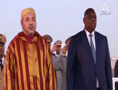 ملك المغرب محمد السادس رفقة الرئيس السنغالي ماكي صال عند استقباله بمطار داكار (السراج)