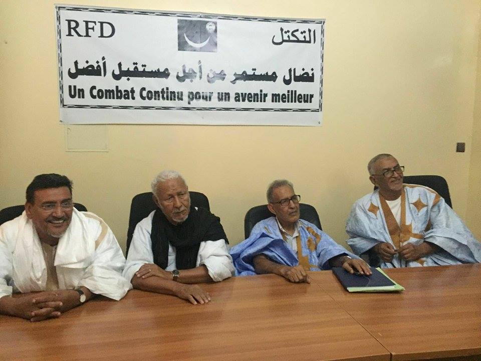 الرئيس وبعض قيادات الحزب - إرشيف