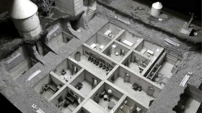 نموذج لمخبا هتلر من الداخلAP توضح تلك الصورة مخطط المخبأ من الداخل وضم 30 غرفة جميعها تحت الأرض، وكان يقع أسفل حدائق مستشارية الرايخ الثالث بالقرب من بوابة براندنبيرغ.