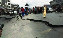 جانب من أحد الشوارع الذي انشقت أرضه بسبب هزات الزلزال المدمر الذي ضرب نيبال (وكالات)