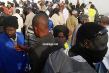 جانب من تجمهر عمال "اسنيم" المضربين أمام مقر مناديب العمال بحي كانصادو بنواذيبو (السراج)