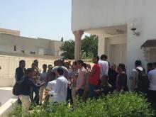 صورةمن الطلاب أمام السفارة