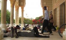 العديد من المتسولين يستلقون نائمين على أحد مداخل المسجد الجامع وسط نواكشوط متقين رمضاء اليوم ويزاولون مهنتهم (السراج)
