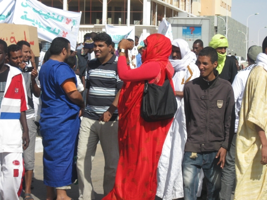 سيدة من الشرطة تصور المتظاهرين 