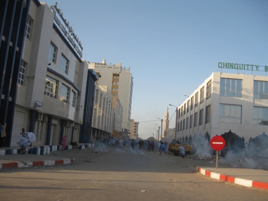 وابل من مسيلات الدموع ألقيت علي المتظاهرين 