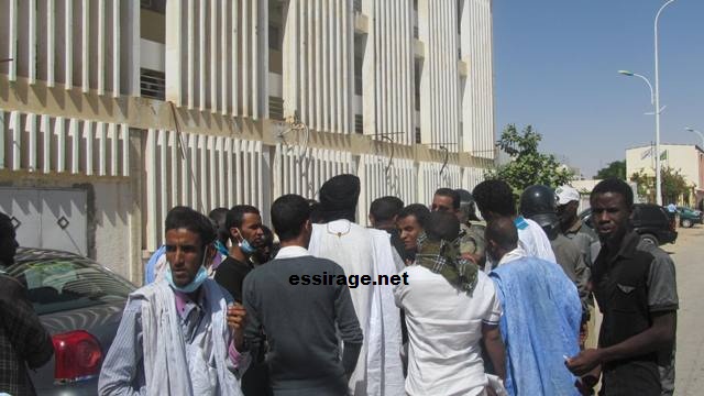 المتظاهرون يتحدثون مع مفوض الشرطة