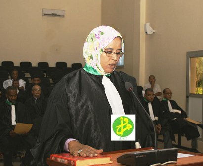 أمامة بنت محمد أول قاضية موريتانية تؤدي اليمين القانونية