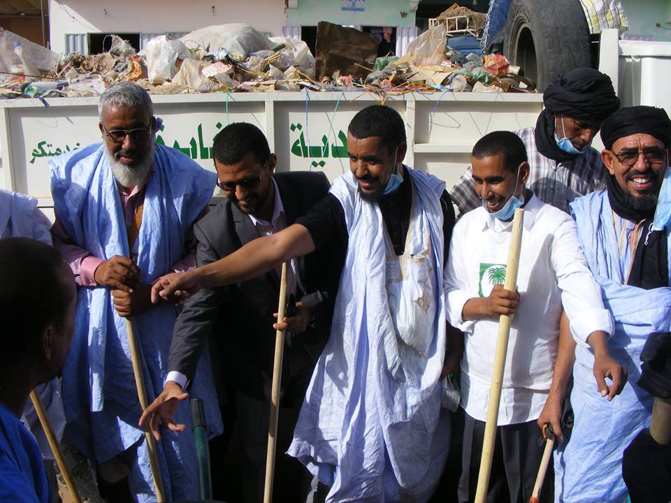 عمدة البلدية شارك في حملة التنظيف