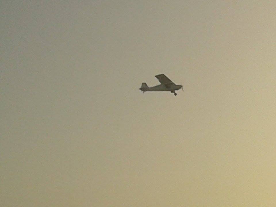 طائرة حلقت فوق الجماهير