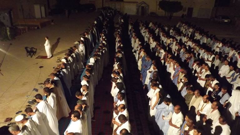 صفوف المصلين في ساحة الرجال 