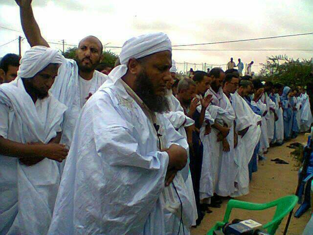 الشيخ الددو يؤم المصليين في صلاة الغائب على أرواح مجازر الجيش المصري