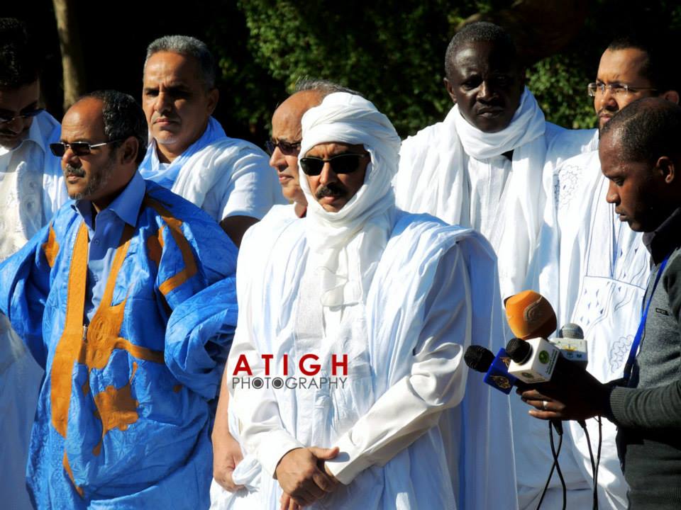 ولد عبد العزيز أثناء استقباله للمتظاهرين (صور من صفحة Atigh Photography)