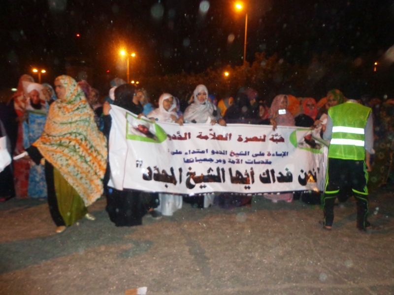 المئات يحتشدون في استقبال الشيخ الددو بمطار نواكشوط  