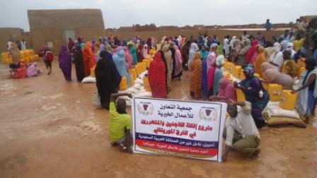 جانب من عملية توزيع المواد الغذائية