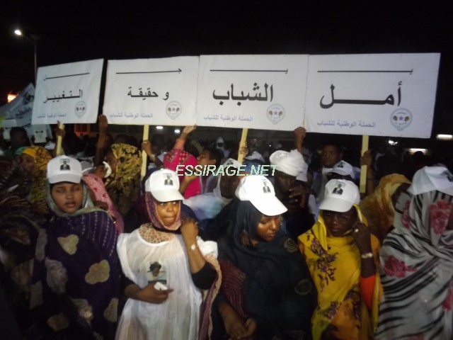 بعض الشعارات في الافتتاح 