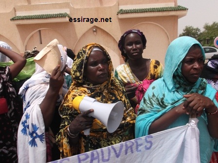 نساء الترحيل يطالبن بفك العزلة