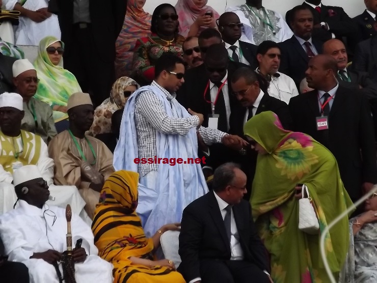 الوزير الأول وحرمه يساعدان نجل الرئيس 