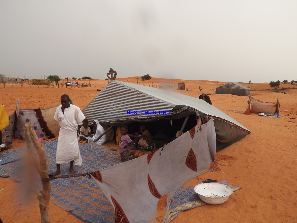 بقي هؤلاء بدون مأوي بعد تهاوي العريش الذي يملكون 
