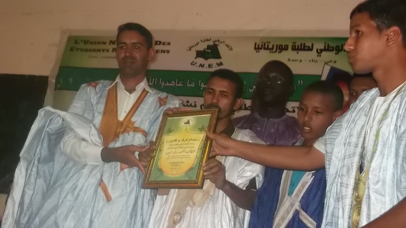 ولد عابدين يقدم وسام شرف لوالدة الشهيد