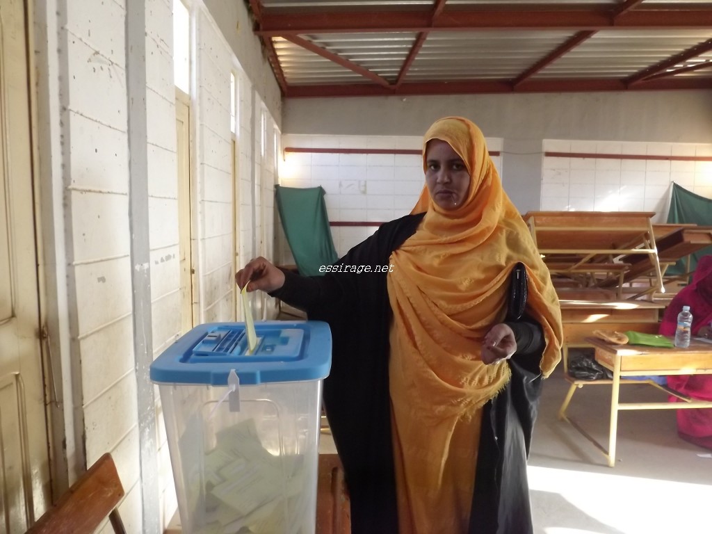 سيدة تدلي بصوتها بمقاطعة دار النعيم 