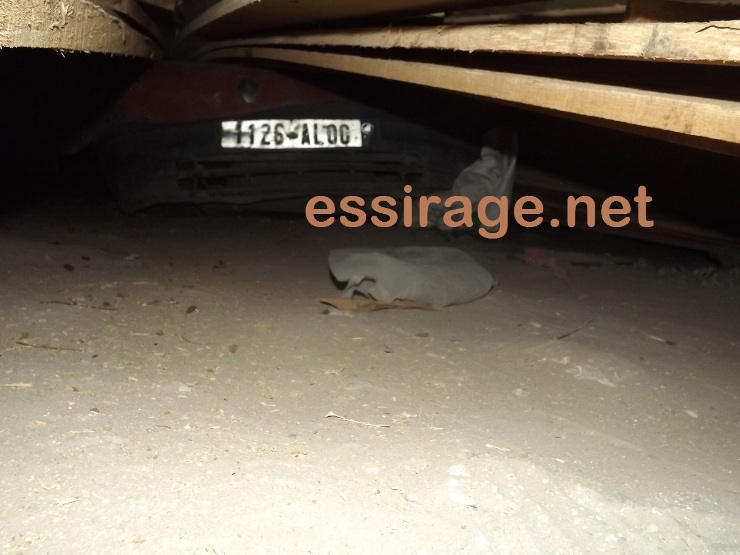 صورة السيارة الصغيرة التي بقيت تحت الشاحنة 