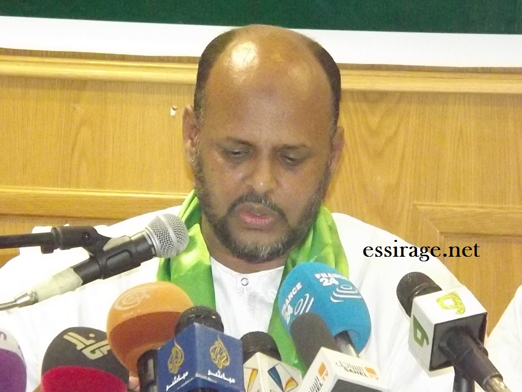 الرئيس محمد جميل خلال المؤتمر الصحفي 