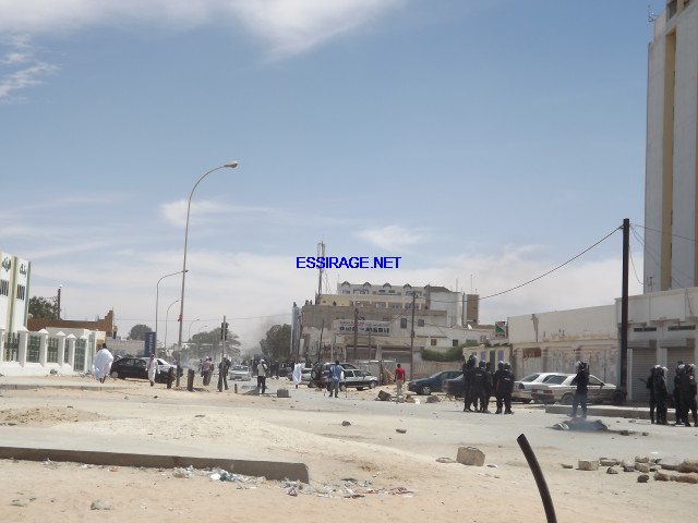 الشرطة تحاول فتح الشوارع 