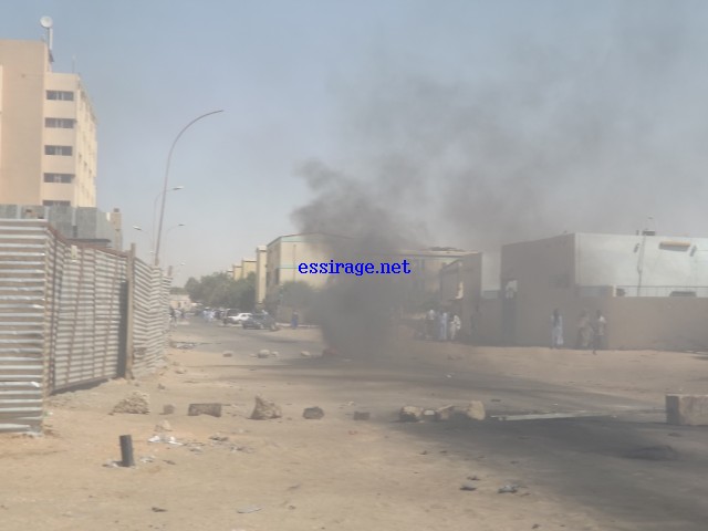 الشارع خاليا من السيارات والمارة 