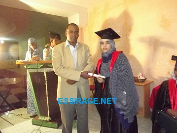 محجوبة منت أحمد تتسلم تكريما في الحفل 