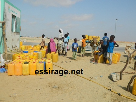 طوابير من القنينات أمام أحدى الحنفيات بحي الترحيل حيث يستغرق سقيها وقتا طويلا