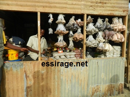 ضيق السوق أدت لكثيرين لبناء محال مؤقتة على جنبات الطريق