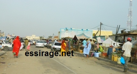 ضيق السوق واحتلال الباعة للشوارع أسباب لأزمات مرور خانقة