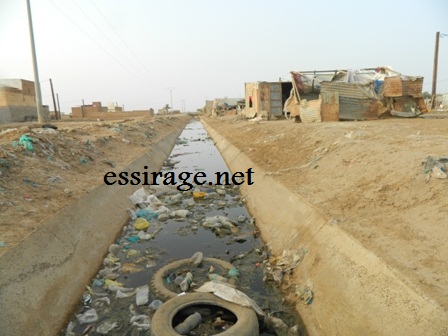 أنابيب الصرف الصحي والقمامة جيران يسببون الأمراض وتكاثر الباعوض لسكان الحي