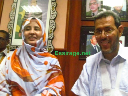 الحسن ولد محمد أول المهنئين لبنت حمادي على فوزها- تصوير السراج