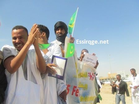 المتظاهرون يرفعون شعارات تطالب برحيل العسكر- تصيوير السراج