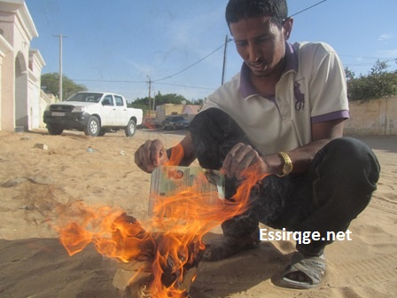ولد معاذ يحرق جواز سفره احتجاجا على ظلم الإدارة