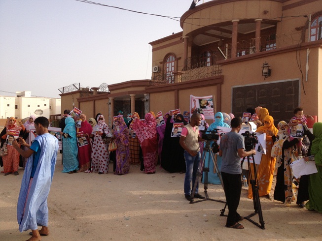 المتظاهرات أمام السفارة