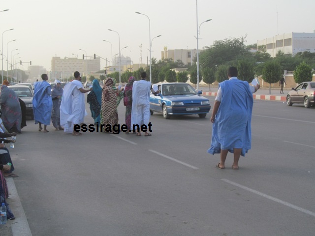 حملة دعائية أمام مكاتب تصويت الجيش
