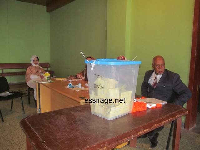 أحد المكاتب قبل الإغلاق بدقائق