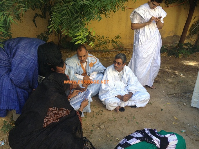 ناشطة من الحزب الحاكم تعبئ عند مكتب التصويت في تفرغ زينة